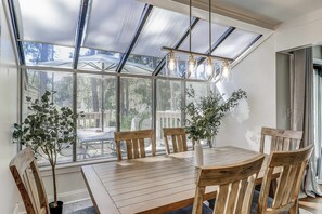 Dining - Beautiful, dog-friendly villa with pool close to beach, tennis & golf - updated (Hilton Head)