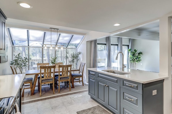Fridge, microwave, oven, stovetop - Beautiful, dog-friendly villa with pool close to beach, tennis & golf - updated (Hilton Head)