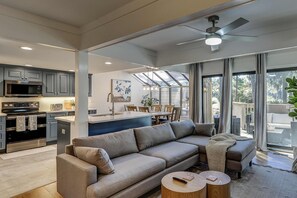 TV, offices - Beautiful, dog-friendly villa with pool close to beach, tennis & golf - updated (Hilton Head)