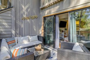 Property grounds - Beautiful, dog-friendly villa with pool close to beach, tennis & golf - updated (Hilton Head)