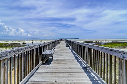 Vibrant condo with tennis courts, pool, W/D, gas grill, balcony, & playground