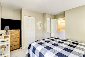 Iron/ironing board, WiFi, bed sheets - Fun & bright beach getaway with pool, easy beach access & pond view (Hilton Head)