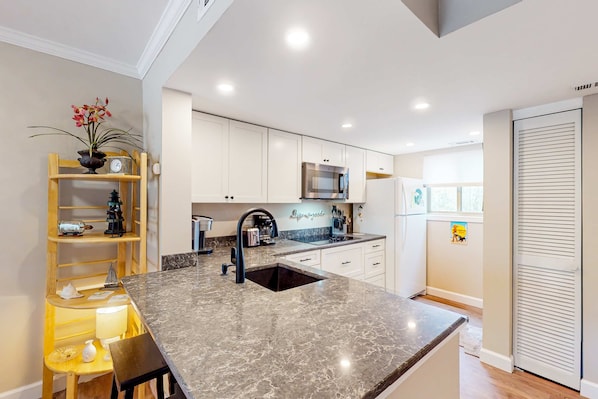 Fridge, microwave, oven, stovetop - Fun & bright beach getaway with pool, easy beach access & pond view (Hilton Head)