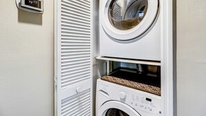 Un appareil combiné lave-linge et sèche-linge, de type « empilable », doté d’un thermostat numérique.