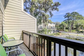 Property grounds - Fun & bright beach getaway with pool, easy beach access & pond view (Hilton Head)