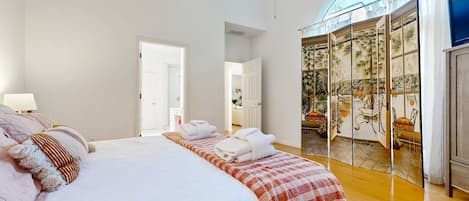 Iron/ironing board, WiFi, bed sheets