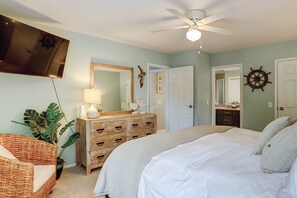 Iron/ironing board, WiFi, bed sheets - Lush villa with on-site pool, WiFi, private washer/dryer & central AC (Hilton Head)