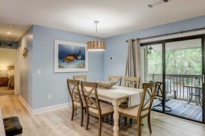 Dining - Lush villa with on-site pool, WiFi, private washer/dryer & central AC (Hilton Head)