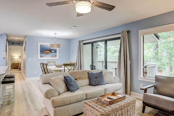 TV, offices - Lush villa with on-site pool, WiFi, private washer/dryer & central AC (Hilton Head)