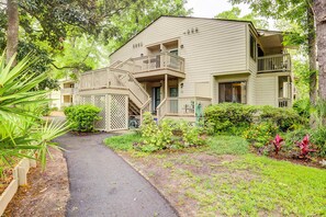 Exterior - Lush villa with on-site pool, WiFi, private washer/dryer & central AC (Hilton Head)