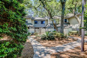Exterior - Updated condo with patio, shared pool, and WiFi - walk to Folly Field Beach Park (Hilton Head)
