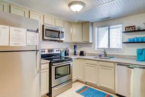 Fridge, microwave, oven, stovetop - Updated condo with patio, shared pool, and WiFi - walk to Folly Field Beach Park (Hilton Head)