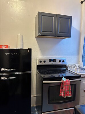Fridge, microwave, oven, stovetop -  1-bedroom Temple near train and buses (Philadelphia)