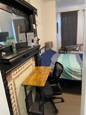 1 habitación, caja de seguridad en la habitación y escritorio 