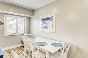 Dining - Dreamy island getaway with shared pool & tennis, central AC, balcony & WiFi (Hilton Head)