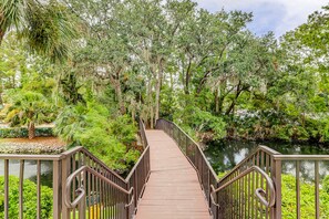 Property grounds - Dreamy island getaway with shared pool & tennis, central AC, balcony & WiFi (Hilton Head)
