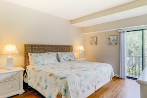Desk, iron/ironing board, WiFi, bed sheets - Third-floor condo with pool & tennis courts - steps to Coligny Beach & Plaza (Hilton Head)