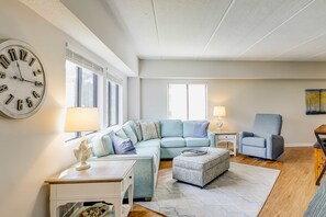 TV, offices - Third-floor condo with pool & tennis courts - steps to Coligny Beach & Plaza (Hilton Head)