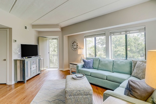 TV, offices - Third-floor condo with pool & tennis courts - steps to Coligny Beach & Plaza (Hilton Head)