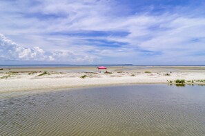 Una spiaggia nelle vicinanze