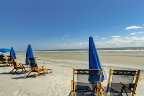 Beach - Sun-kissed bliss at Colonnade Club with dual suites, deck, shared pool, hot tub (Hilton Head)