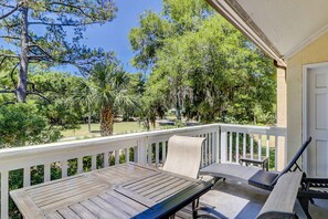 Outdoor dining - Sun-kissed bliss at Colonnade Club with dual suites, deck, shared pool, hot tub (Hilton Head)