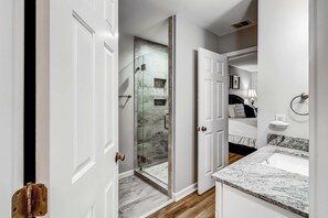 Shower, hair dryer, towels - Sun-kissed bliss at Colonnade Club with dual suites, deck, shared pool, hot tub (Hilton Head)