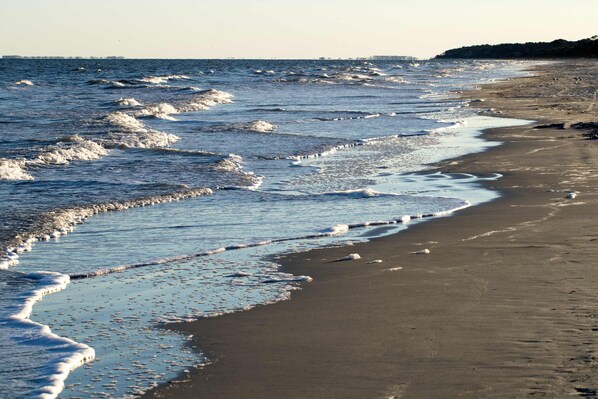 Beach - 2-bedroom beachside condo with balcony, pools, & WiFi - near golf & beach (Hilton Head)