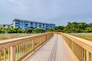 Property grounds - 2-bedroom beachside condo with balcony, pools, & WiFi - near golf & beach (Hilton Head)