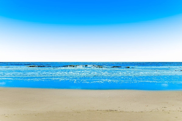 Beach nearby - Cozy Third-Floor Condo w/ Fast WiFi & Balcony plus Shared Pool, Hot Tub, Tennis (Hilton Head)