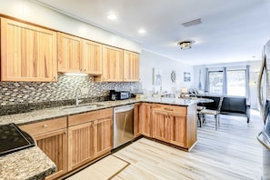 Fridge, microwave, oven, stovetop - Cozy Third-Floor Condo w/ Fast WiFi & Balcony plus Shared Pool, Hot Tub, Tennis (Hilton Head)