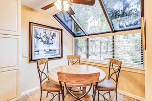 Dining - Dog-Friendly Villa w/ Walkable Beach Access, AC, Deck, WiFi & Shared Pool (Hilton Head)