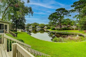 Property grounds - Exceptional Vacation Home with Community Pool and Tennis (Hilton Head)
