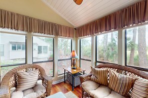 TV, offices - Exceptional Vacation Home with Community Pool and Tennis (Hilton Head)