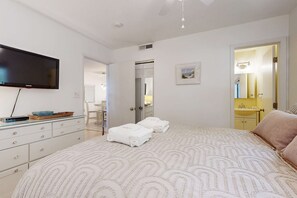 Tabla de planchar con plancha, wifi y ropa de cama