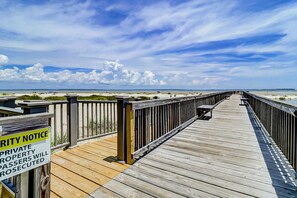 Property grounds - Sunshine Villa | Newly Renovated Beachside Condo, Pools & Tennis (Hilton Head Island)