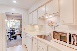 Fridge, microwave, oven, stovetop - Snowbird-Friendly Condo with Golf View, Patio, Shared Pool/Tennis, A/C, WiFi (Hilton Head)