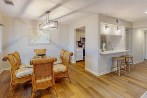 Dining - Palmetto Dunes Condo | Pool by the Golf Course | Bike to Beach (Hilton Head)