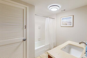 Shower, hair dryer, towels - Palmetto Dunes Condo | Pool by the Golf Course | Bike to Beach (Hilton Head)