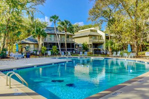 Pool - Updated all-suite tennis villa with W/D, pool, screened porch - near beach (Hilton Head)