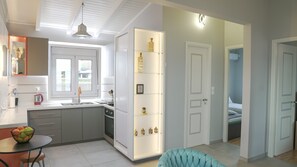 Fridge, oven, stovetop, coffee/tea maker