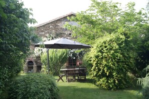 Outdoor dining - Cottage for 6 Guests in the Tranquil Tarn Countryside (Andouque)