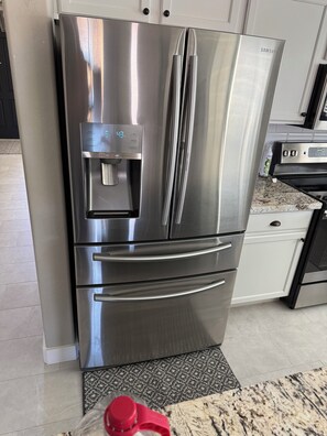 Microwave, oven, stovetop, dishwasher - Little Peace and Quiet out on Little Leaf (San Tan Valley)