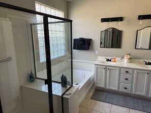 Shower, towels, soap, toilet paper - Little Peace and Quiet out on Little Leaf (San Tan Valley)