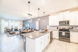 Fridge, microwave, oven, stovetop - Chic Spacious Condo, Perfect for Your Vacation (Davenport)