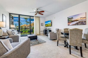 Condo, 1 cama King size y sofá cama, balcón, vista al jardín (Kamaole Sands 5-210) | Área de sala de estar