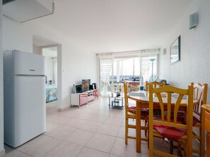 Dining - Charming apartment with a terrace, sleeps 6, with a view of the harbor (Agde)