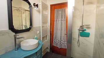 Basic-Dreibettzimmer | Badezimmer