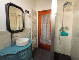 Basic Triple Room | Bathroom