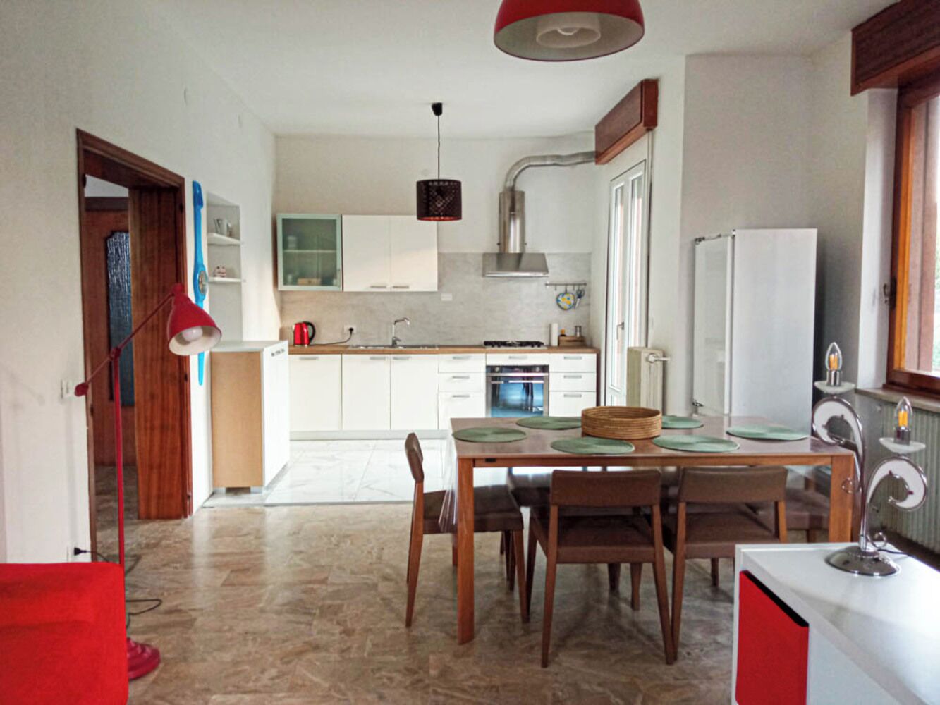 Full-sized fridge, microwave, oven, stovetop